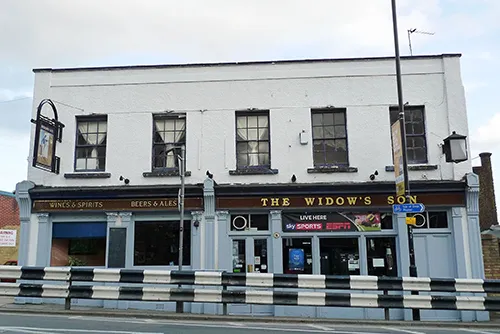Pub in London where hot cross buns can still be seen hanging on the ceiling.