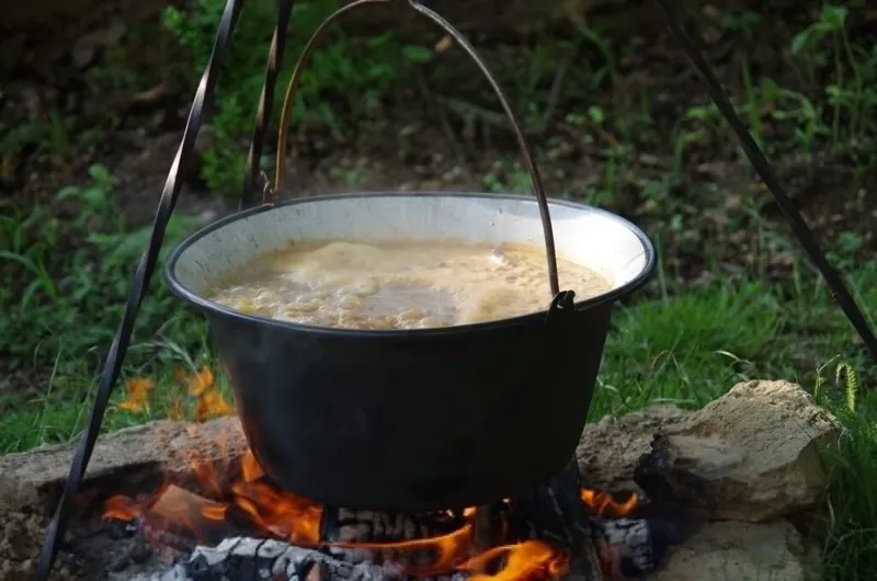 Modern recreation of what a pottage cauldron could look like (Creative Commons)