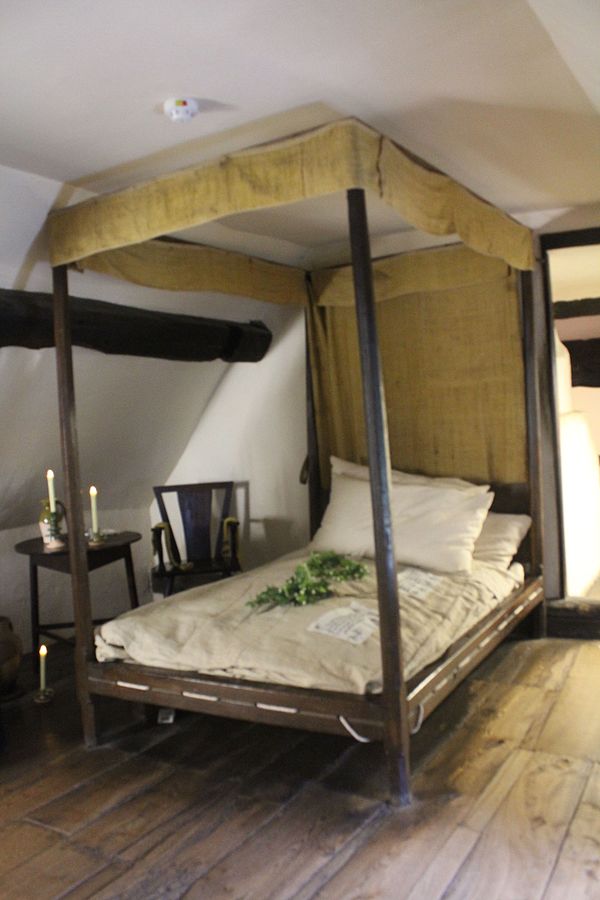 A rope-strung Tudor bed in Anne Hathaway's cottage in Stratford-upon-Avon, possibly the one her husband, William Shakespeare, left her in his will. (Public Domain)